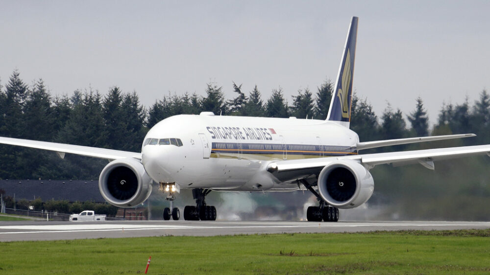 США примут участие в расследовании инцидента с боингом Singapore Airlines, где из-за турбулентности погиб пассажир