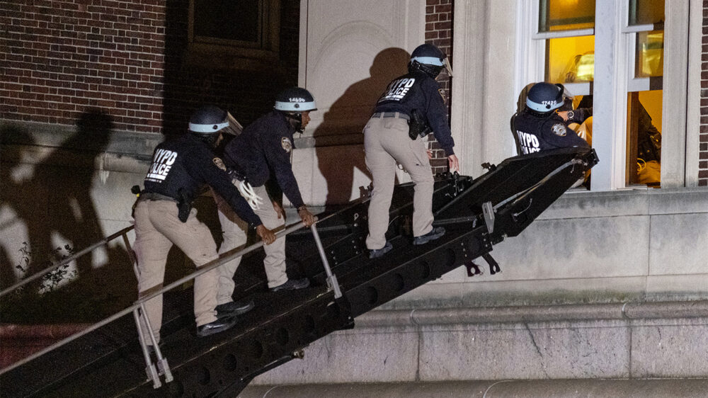 Полицейский штурм, драки и резиновые пули: как не утихают студенческие протесты в США