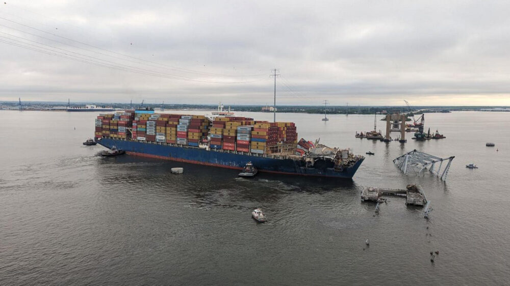 В Балтиморе вытащили из-под обломков моста и буксируют контейнеровоз Dali. Что будет дальше?