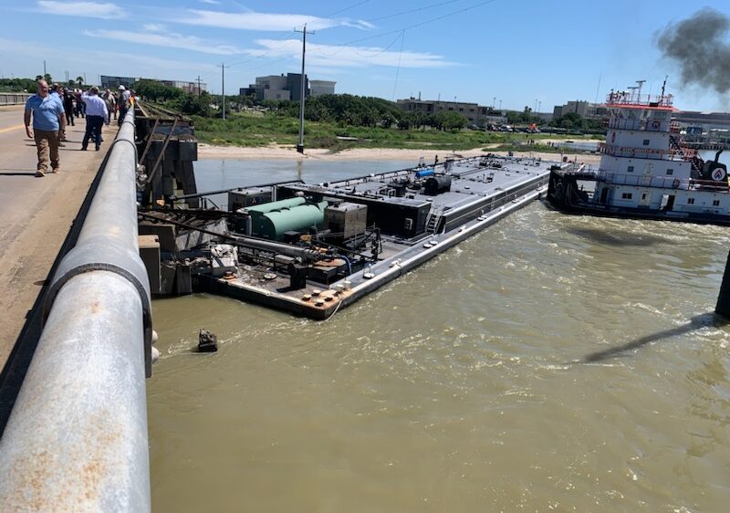 Баржа с нефтепродуктами врезалась в мост в Техасе, часть конструкции обвалилась