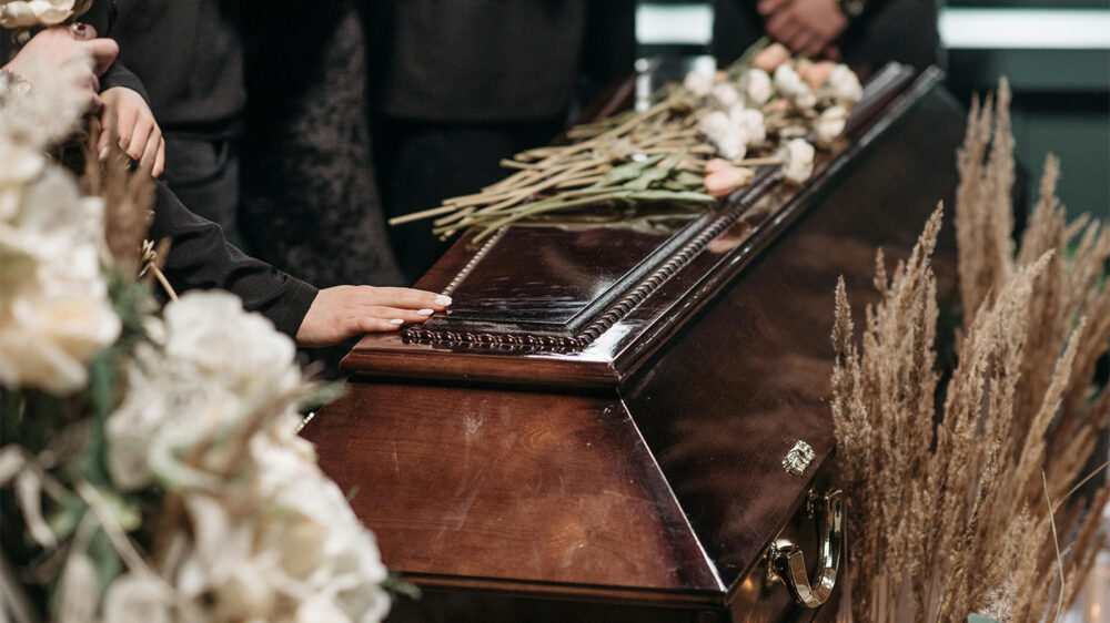 Мэрия Нью-Йорка судится с ритуальным бюро, которое перепутало умерших и выставило тело в полиэтилене