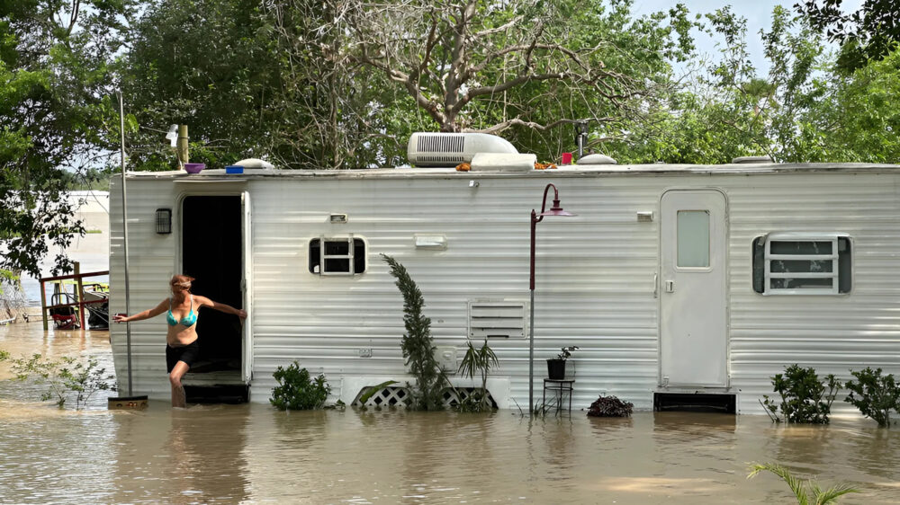 Техас захлестнули наводнения: сотни человек эвакуированы, погиб четырехлетний ребенок