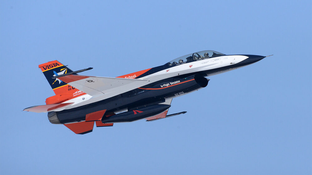 Истребитель F-16 с ИИ впервые прокатил министра ВВС США. В чем его особенность?