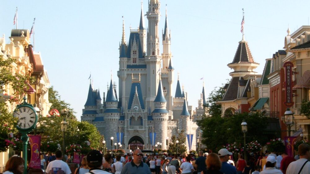 Десантис и Disney договорились: компания вложит $17 млрд в курортный комплекс во Флориде