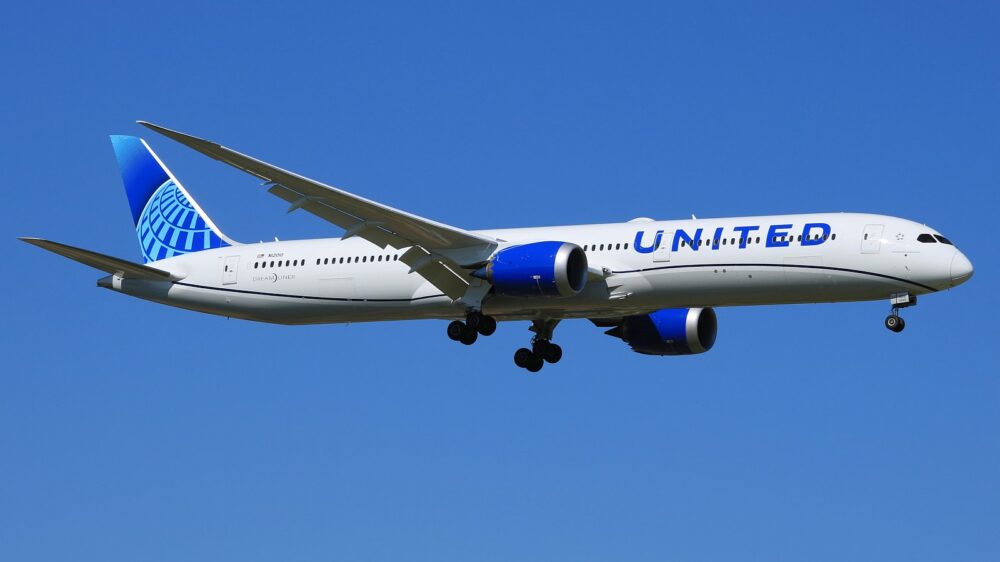 Более 20 пассажирам боинга United Airlines стало плохо на борту — пришлось отменять рейсы и отмывать самолет