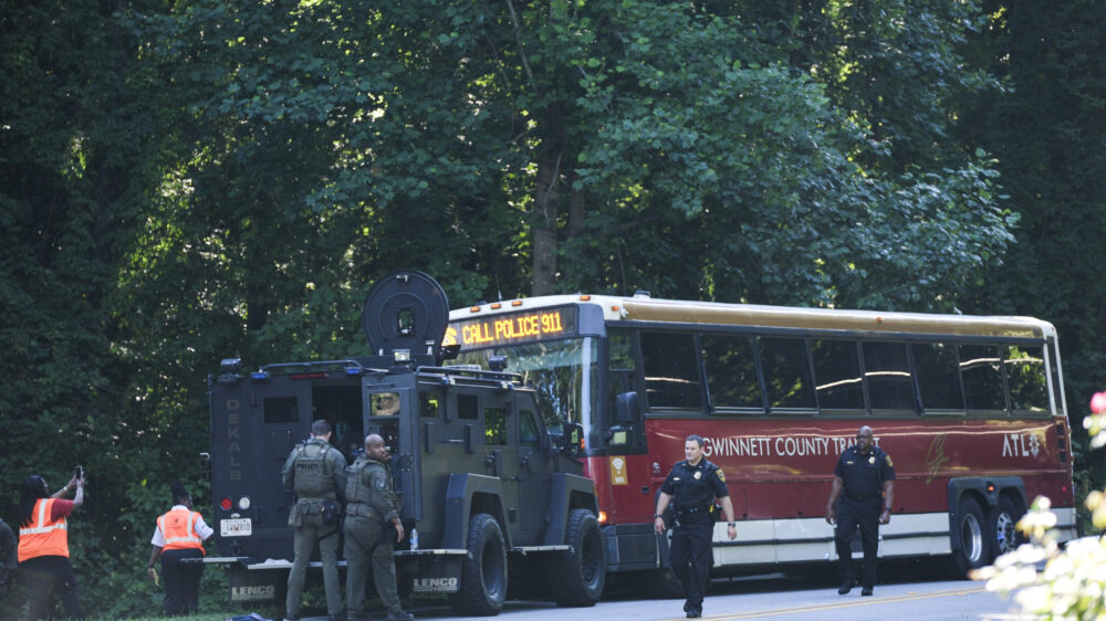 В Атланте захвачен автобус, один человек погиб