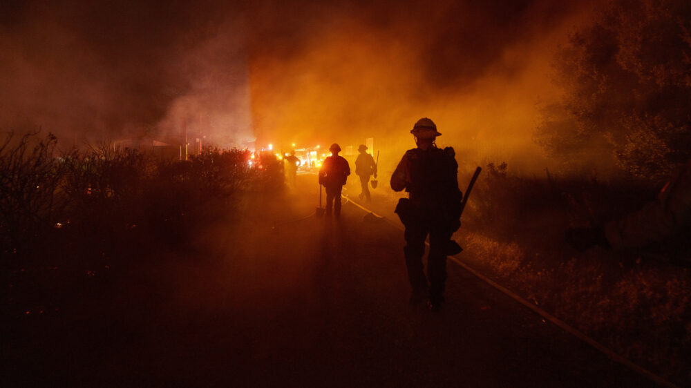 Более 1 200 человек пришлось срочно эвакуировать из-за лесных пожаров в Лос-Анджелесе