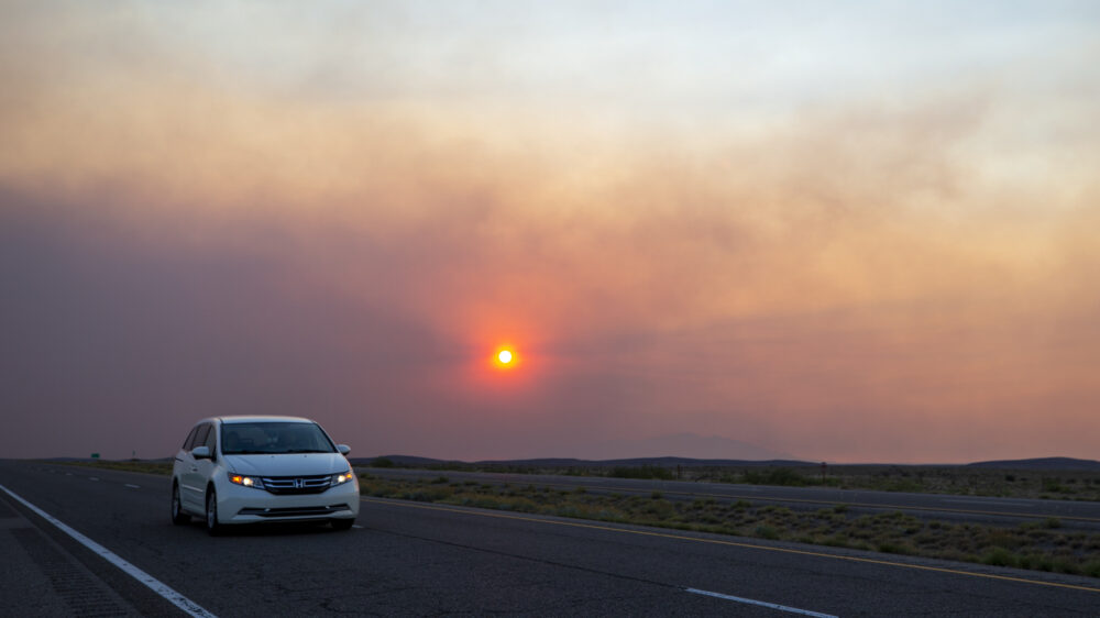 Более 1 400 уничтоженных домов, один погибший и режим ЧС: пожары в Нью-Мексико усиливаются
