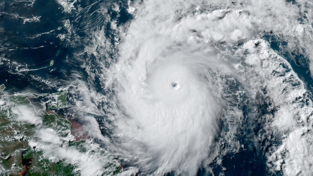 Первый в истории июньский ураган 4-й категории «Берил» сформировался в Карибском море — пострадают ли США?
