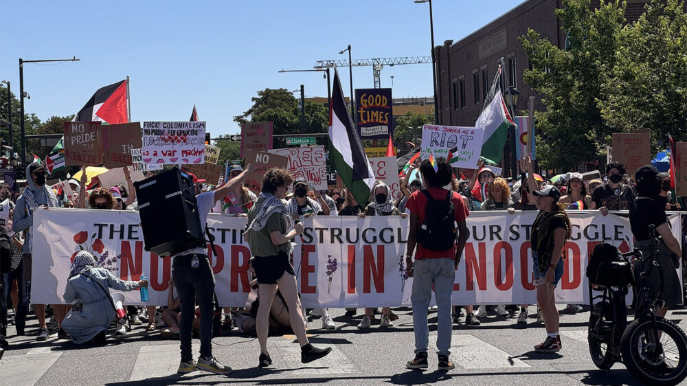 Пропалестинские активисты помешали гей-параду в Денвере — дело закончилось драками и арестом за плевок