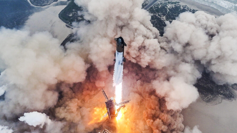 Мегаракета Starship Илона Маска впервые успешно приводнилась — а у космического корабля Boeing новые проблемы
