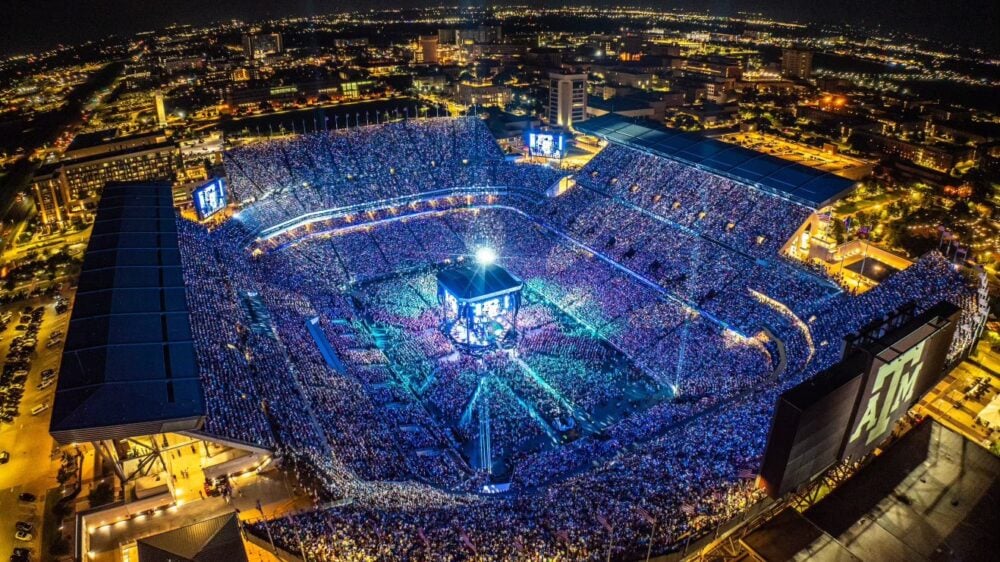 Звезда кантри-музыки собирает 110 905 зрителей на концерте — это абсолютный рекорд для США