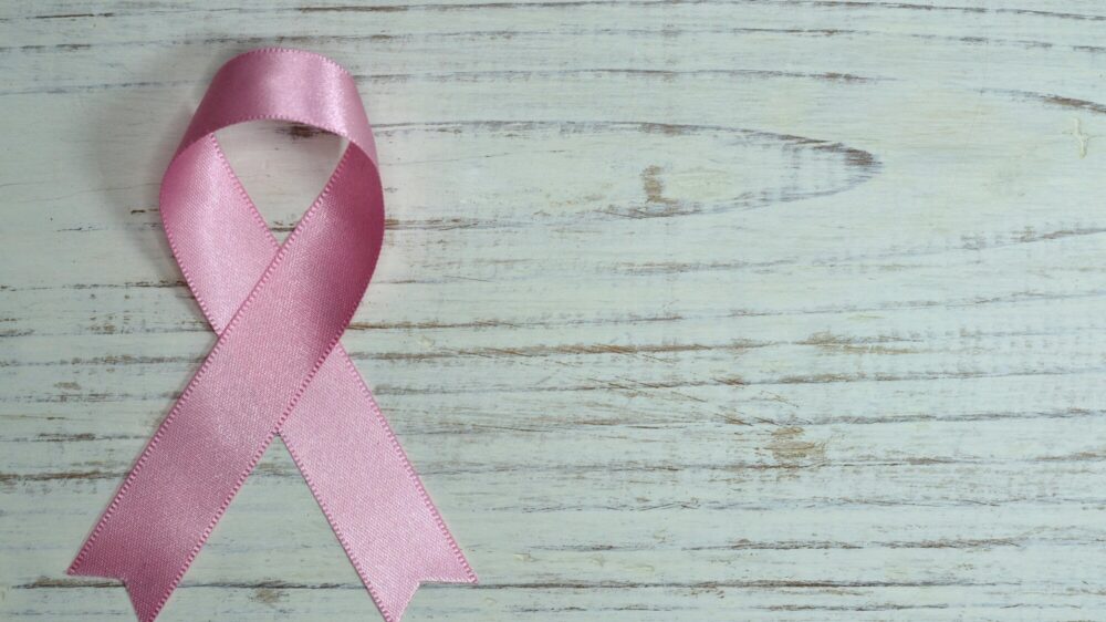 Розовая лента - символ борьбы с  раком молочной железы