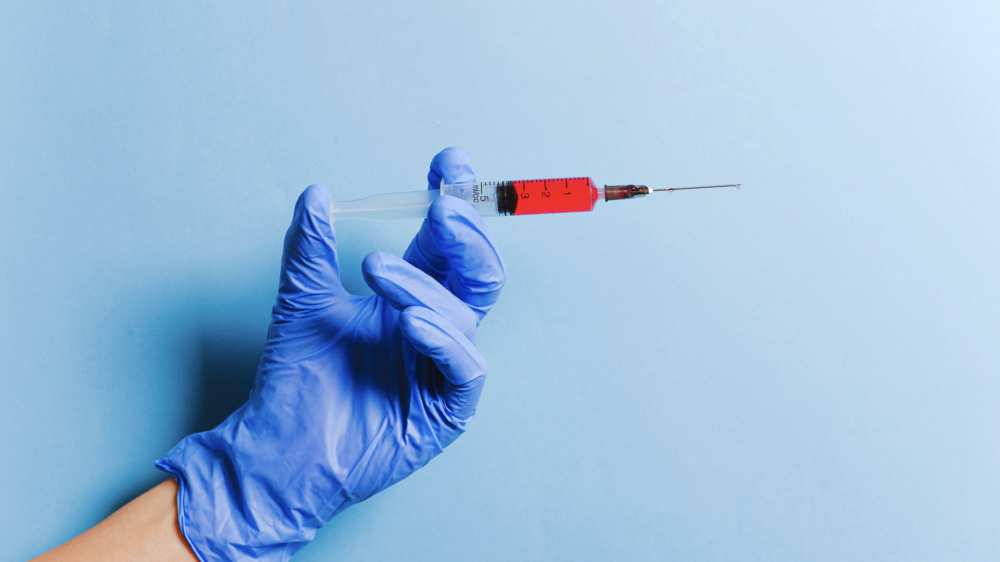 Первую вакцину против рака испытают на тысячах пациентов. Что известно?