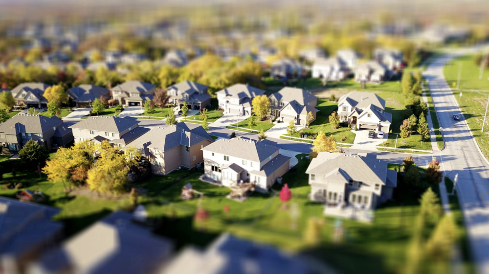 Продажи домов в США упали до почти полувекового минимума, но цены на них не снижаются