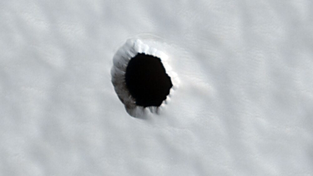 На Марсе обнаружена таинственная дыра — ученые гадают, что внутри нее