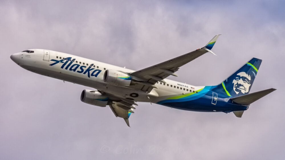 Пожилой пастор напал на жену на борту Alaska Airlines — он расстроился, что ее пересадили в первый класс