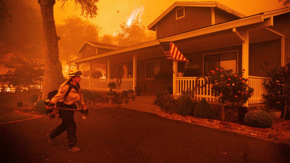 Пожары на севере Калифорнии вынудили почти 30 тыс. человек эвакуироваться. Огонь снова бушует рядом с городом-«раем»