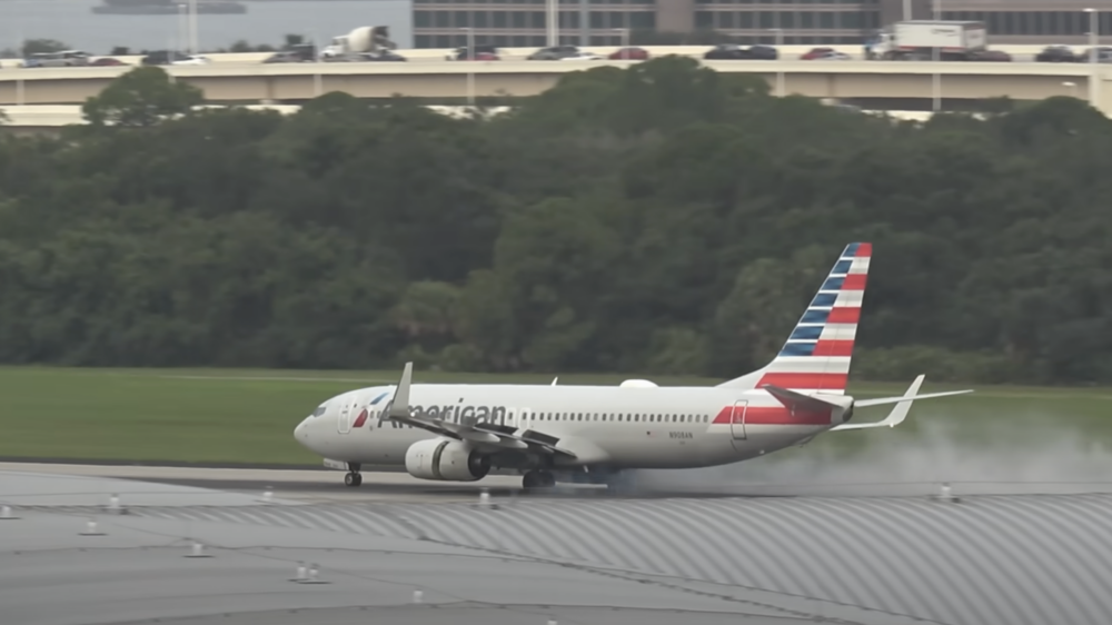 У боинга American Airlines лопнула шина прямо перед взлетом во Флориде