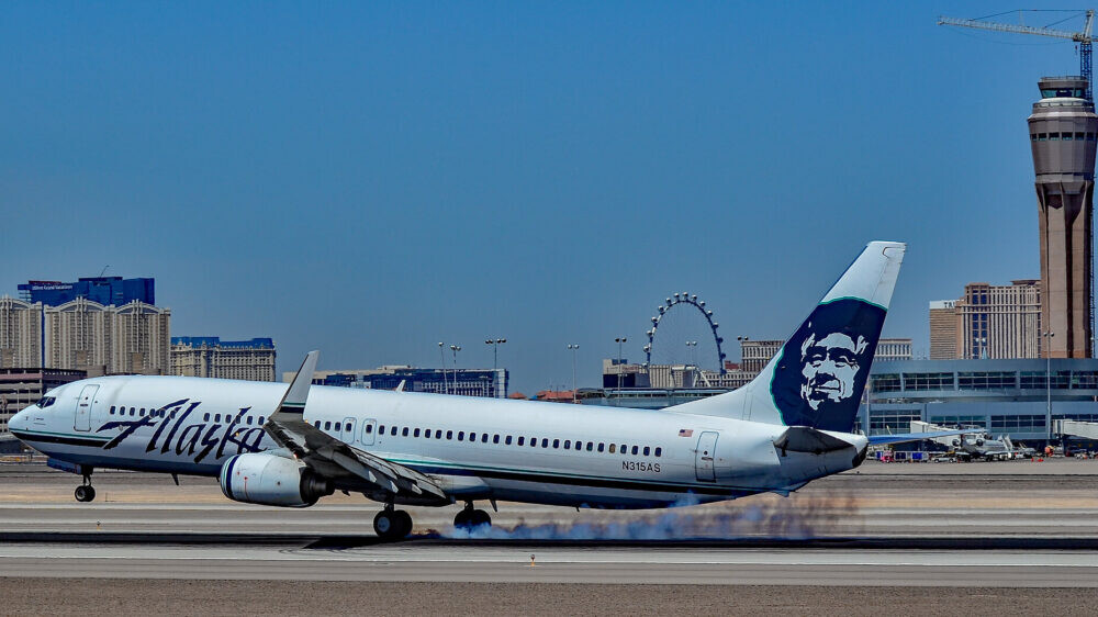 Четыре стюардессы Alaska Airlines госпитализированы из-за неприятного запаха на борту