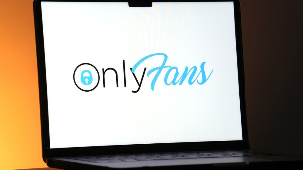 Порно на публике, зоофилия и дипфейки: как OnlyFans паразитирует на откровенном контенте, зарабатывая миллиарды