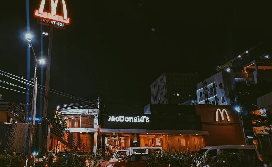 Более 700 юных работников McDonald’s в Британии подали иски о харассменте