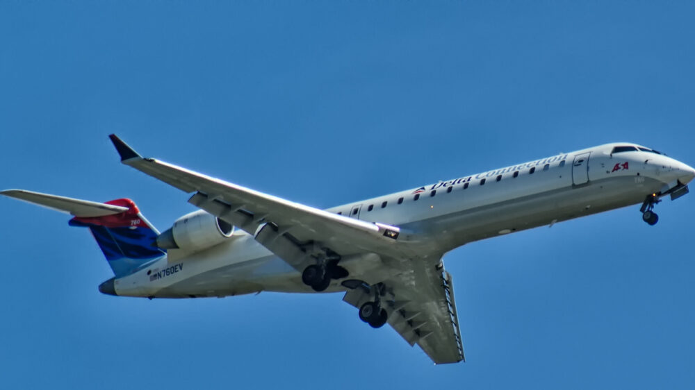 Самолет Delta Air Lines перевернулся в аэропорту Торонто — пострадали около 20 человек, но жертв нет