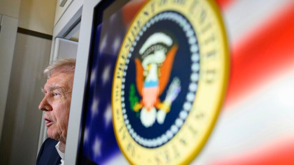 Французы подарили статую, а британцы — стол: самолету Трампа за $400 млн нашли «историческое» объяснение