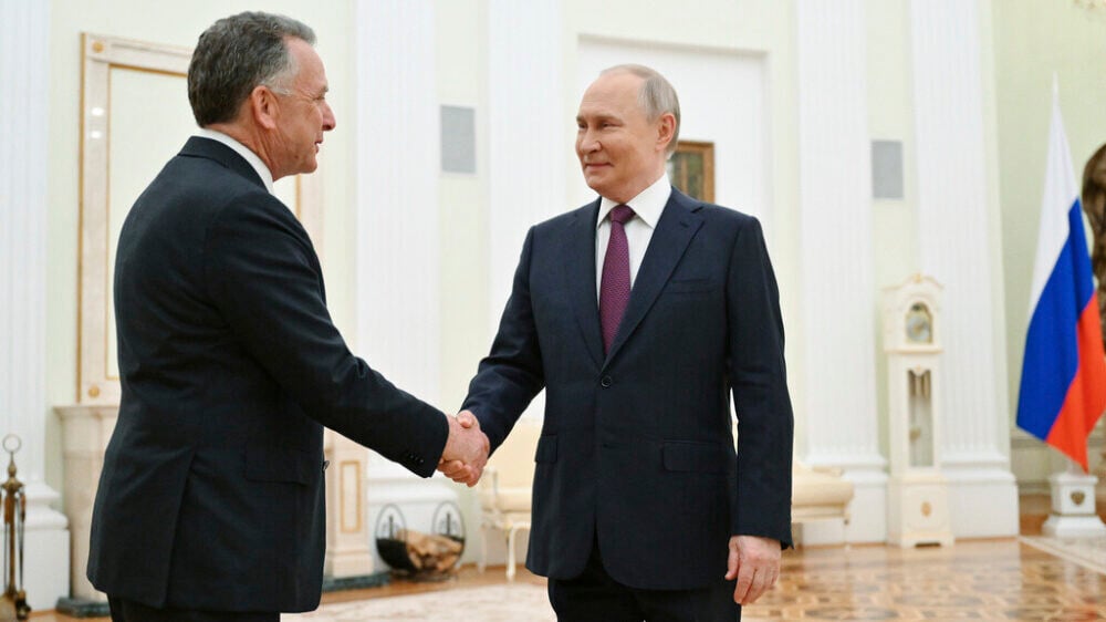 Спецпосланник президента США Стив Уиткофф (слева) и президент РФ Владимир Путин (справа) в Москве 25 апреля