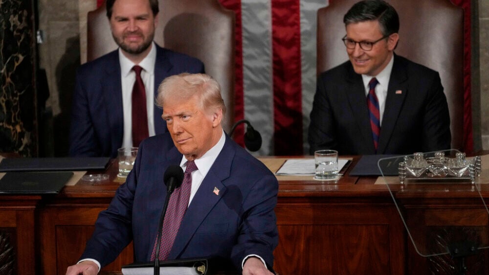 Избежать импичмента и устранить соперников: как Трамп собирается удержать контроль над Палатой представителей