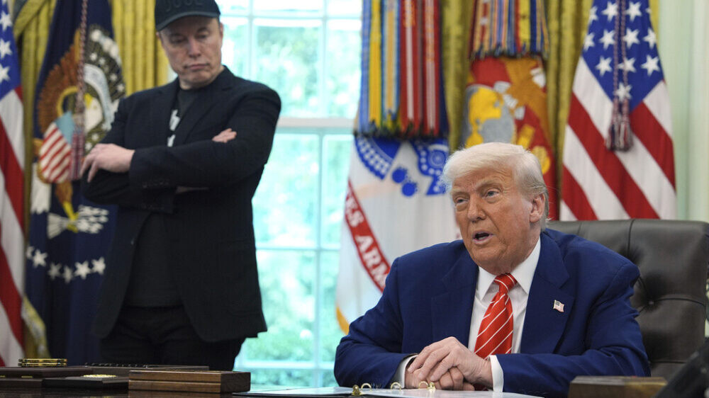 Трамп на прощание подарил «подбитому» Маску золотой ключ от Белого дома