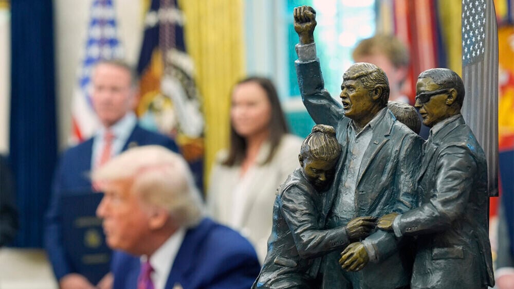 «Дворец в небе», статуя и фильм за $100 млн: Трампа захотели «по-королевски» одарить, но к законности возникли вопросы