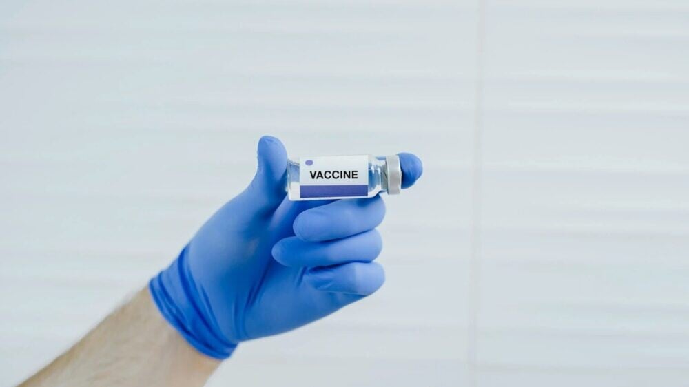 FDA может ограничить американцам доступ к вакцинам от COVID-19