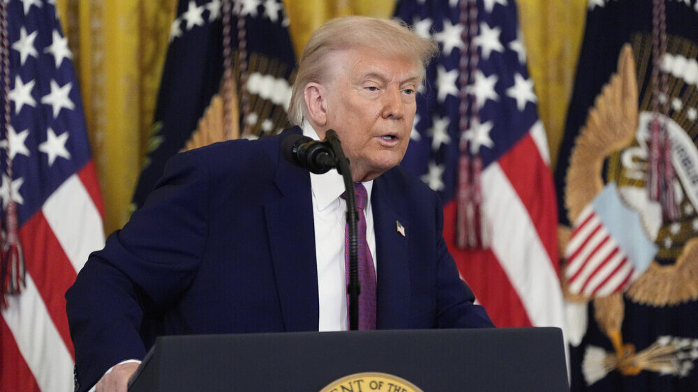 Трамп заработал миллионы на продаже подписанных его именем Библий, часов и кроссовок