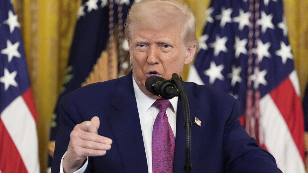 Кыргызстан и не только: Трамп может запретить въезд в США гражданам еще 36 стран