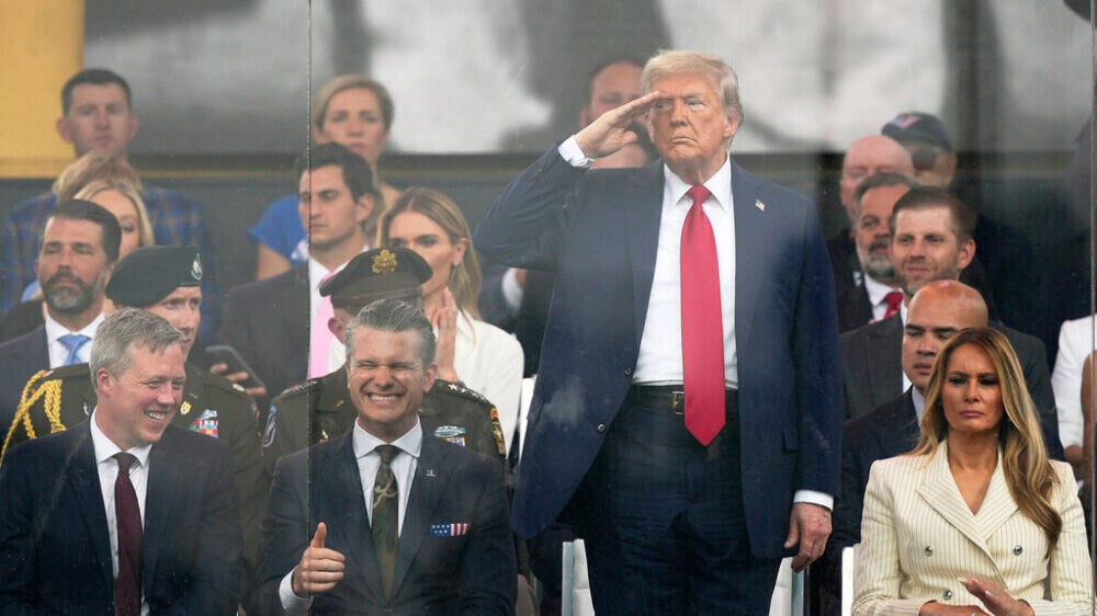 Конфликт интересов? Близкие союзники Трампа оказались в числе спонсоров его военного парада