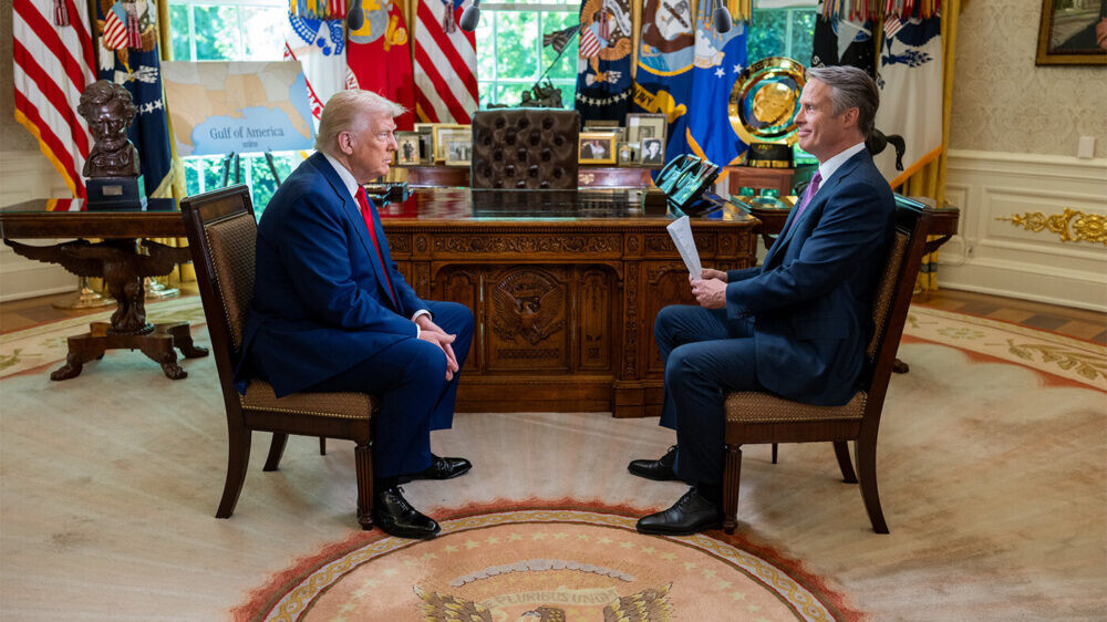 Белый дом надавил? Интервьюера Трампа отстранили от работы за критику его «белорусского» советника