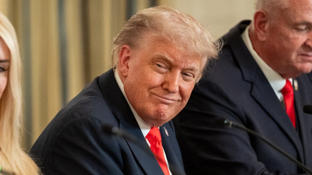«Некороль» Трамп нарушил поправку? Суды заочно поспорили о власти президента над военными в Калифорнии