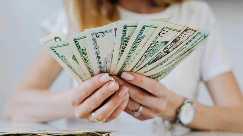 Будут платить более $3 000 в месяц: в 15 юрисдикциях США повышают минимальную зарплату
