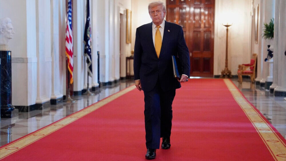 Отекшие ноги и другой цвет кожи: врач обнаружил у Трампа хроническое заболевание