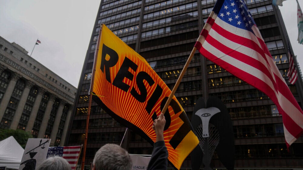«Один из самых страшных моментов»: как в США прошли новые протесты против Трампа и кто стал их вдохновителем