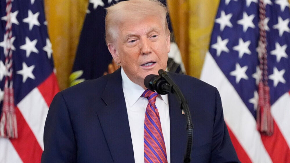 «Любит красивых женщин не меньше, чем я»: Трампу припомнили дружбу с Эпштейном на фоне иска о клевете