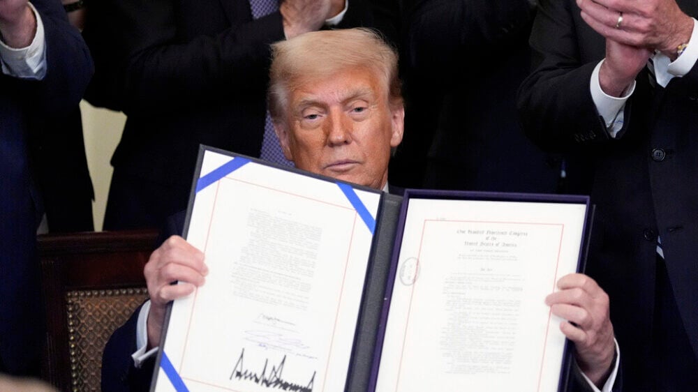 «Я сделал это ради голосов»: Трамп подписал закон о стейблкоинах