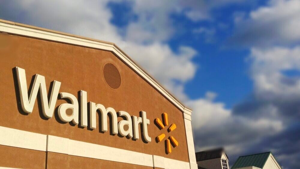 Два человека ослепли: Walmart отзывает 850 000 бутылок для воды с проблемной крышкой