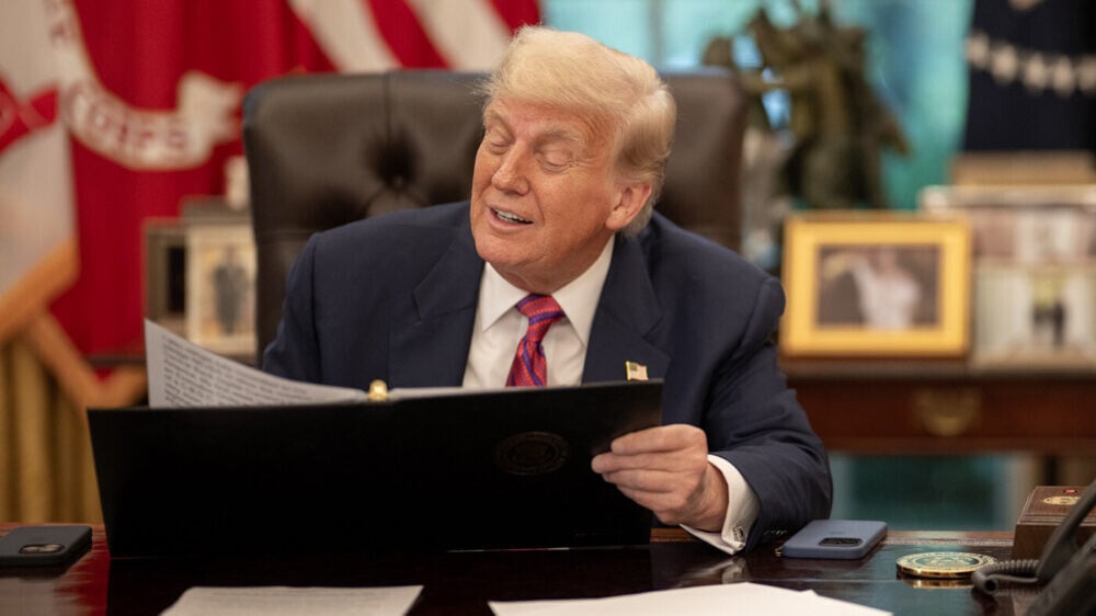 Трамп, Эпштейн и 28 «конкурсанток»: СМИ рассказали, как президент якобы «соображал на двоих» с секс-преступником