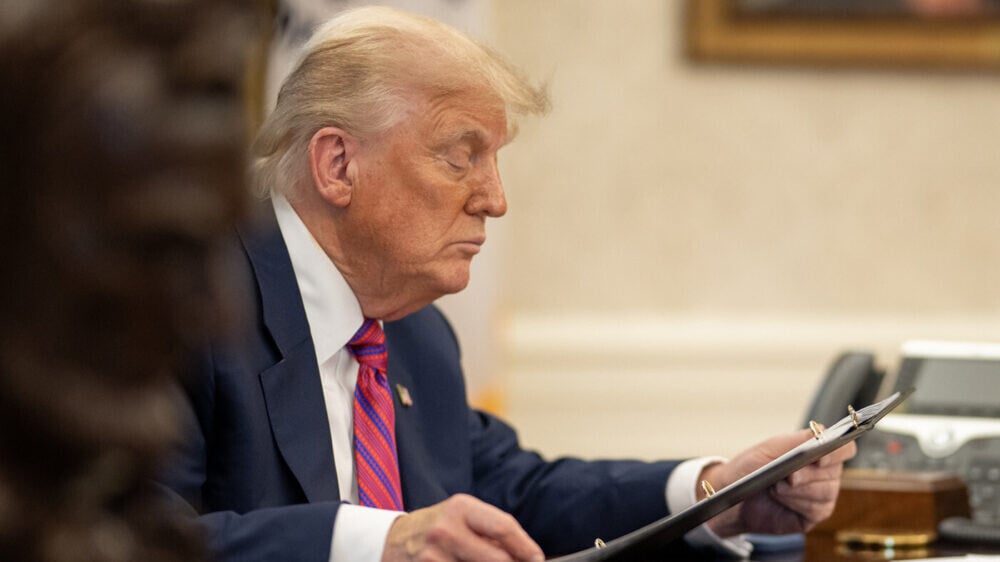 Трамп упоминается в «файлах Эпштейна», где также есть детское порно. Его предупредили об этом, утверждают СМИ