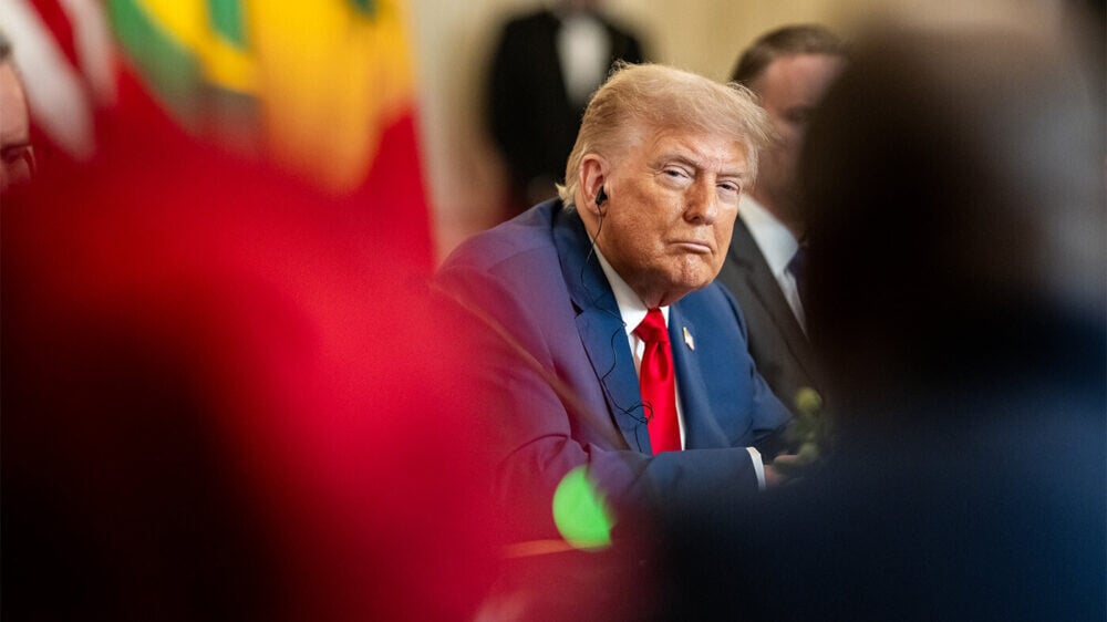 «Оскорбленный» Трамп предложил Зеленскому «ударить по Москве», но сам верит в победу Путина — СМИ