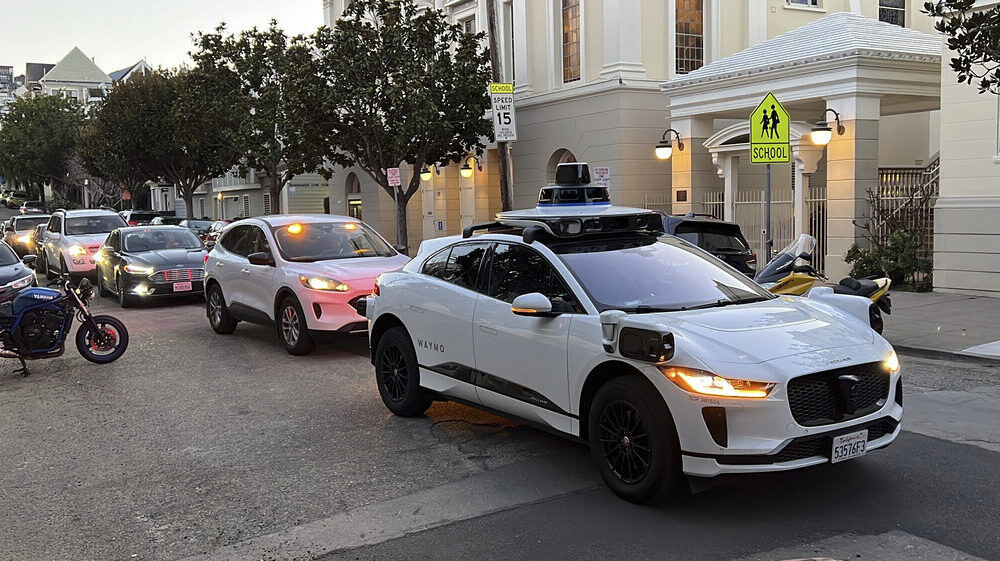«Мэр отдал наш город Waymo»: таксисты Нью-Йорка выступили против запуска беспилотных автомобилей