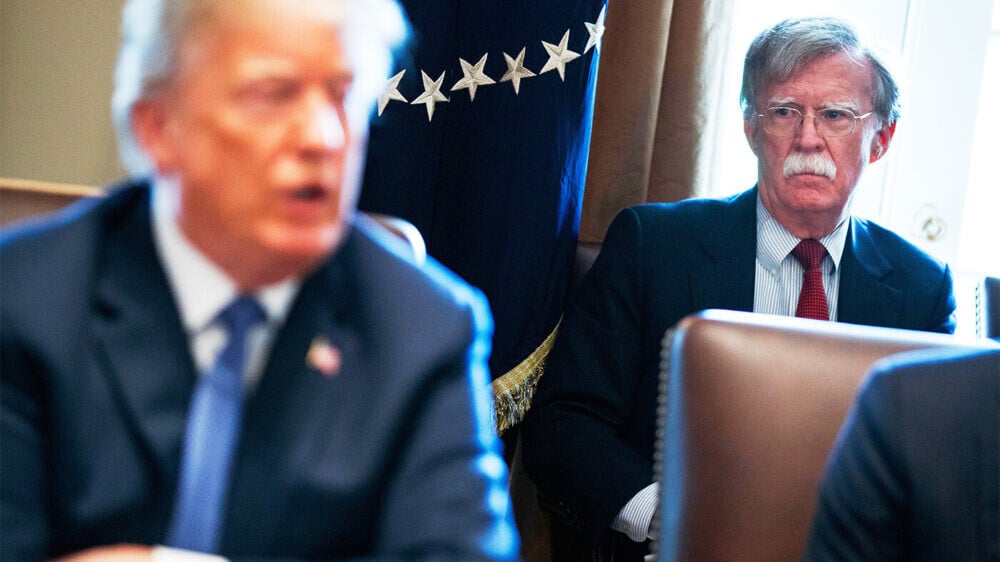 Письма экс-советника Трампа у страны-противника: СМИ выяснили, почему обыскали дом Джона Болтона