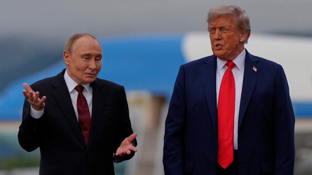Трамп готовил Путину орлана в подарок: забытые в отеле на Аляске документы раскрыли ранее не известные детали саммита